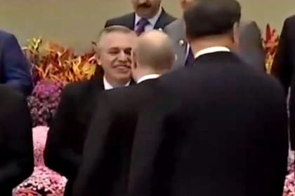 Alberto Fernández saluda a Vladimir Putin durante un encuentro de líderes mundiales en China