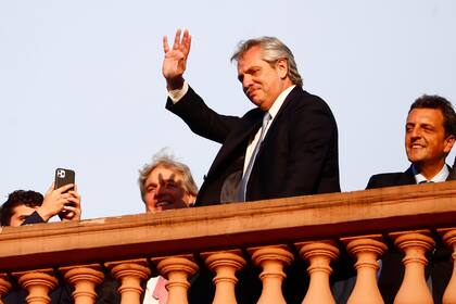 Alberto Fernández saluda desde el balcón
