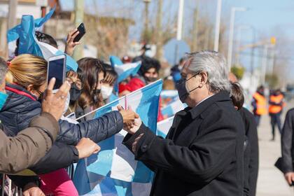 Alberto Fernández se acercó a quienes lo saludaban hoy en Quilmes