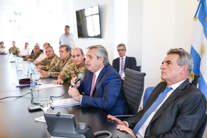 Alberto Fernández se reunió con el ministro Agustín Rossi y los jefes de las Fuerzas Armadas, en el primer día de cuarentena obligatoria