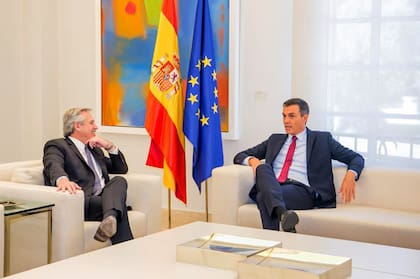 Alberto Fernández y Pedro Sánchez, en el Palacio de la Moncloa