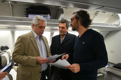 Alberto Fernández, Sergio Massa y Santiago Cafiero, en el avión, antes de partir hacia Alemania