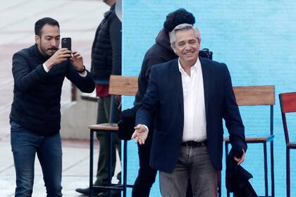 Alberto Fernández sonríe durante el discurso
