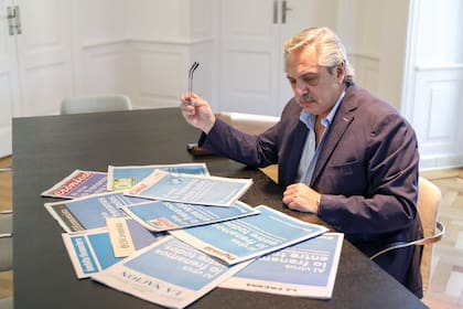 Alberto Fernández subió una foto leyendo las tapas unificada de los diarios por la campaña de concientización contra el coronavirus Fuente: @alferdez