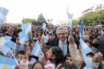 Alberto Fernández tomó juramento a los niños de cuarto grado 