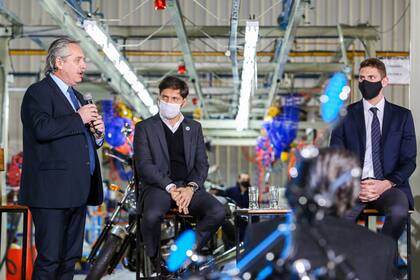Alberto Fernández y Axel Kicillof durante la presentación de la marca de motos Royal Enfield, que producirá localmente