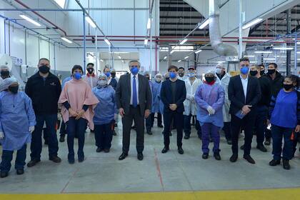 Alberto Fernández y Axel Kicillof en la visita a una fábrica de barbijos, en Quilmes