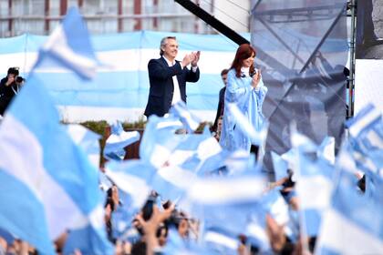 Alberto Fernández y Cristina Kirchner aplauden durante el acto en Mar del Plata