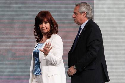 Alberto Fernández y Cristina Kirchner apuntó contra la relación de los mandatarios y determinó: "Cristina acusa a Alberto de inútil. Y los hombres del presidente acusan a los chicos grandes de La Cámpora de chorros"