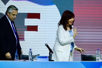 Alberto Fernández y Cristina Kirchner, durante el acto por los 100 años de YPF