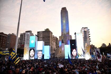Alberto Fernández y Cristina Kirchner hicieron un amplio despliegue para el acto de cierre de campaña en Rosario