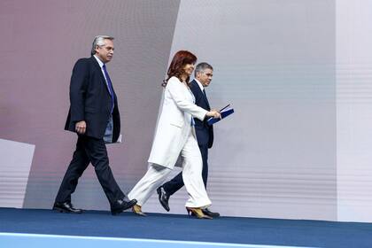 Alberto Fernández y Cristina Kirchner en el acto de los 100 años de YPF