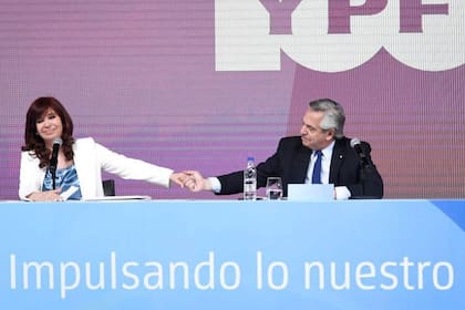 Alberto Fernández y Cristina Kirchner encabezan el acto por los 100 años de YPF