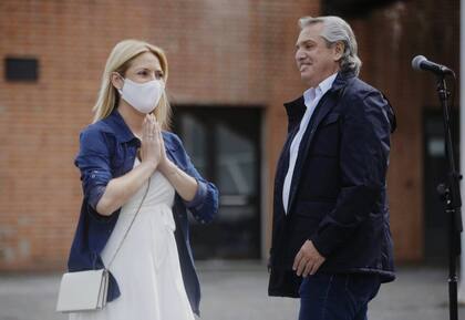 Alberto Fernández y Fabiola Yañez, a la salida de la votación del presidente en la UCA, en Puerto Madero