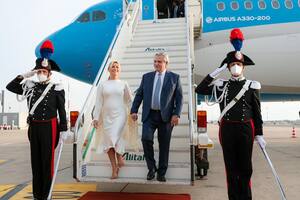 Alberto Fernández y Fabiola Yañez, al aterrizar en Roma