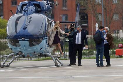 Alberto Fernández y Fabiola Yáñez al bajar del helicóptero para dirigirse a la Casa Rosada