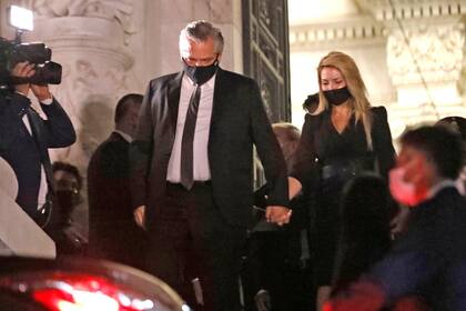 Alberto Fernández y Fabiola Yáñez al salir del velorio de Carlos Menem en el Congreso de la Nación