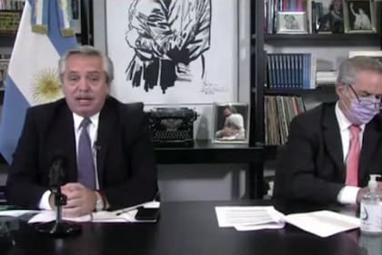 Alberto Fernández y Felipe Solá durante la Cumbre Iberoamericana
