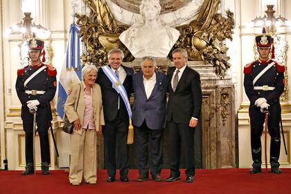 El presidente Alberto Fernández y el canciller Felipe Solá son saludados por el expresidente de Uruguay, José Mujica y su esposa Lucía Topolansky