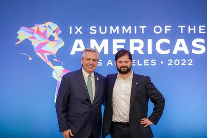 Alberto Fernández y Gabriel Boric en la Cumbre de las Américas