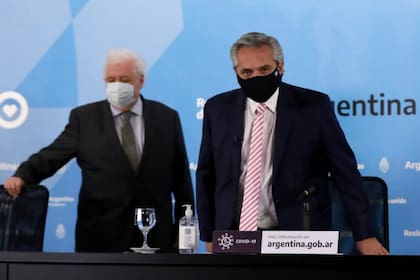 El presidente Alberto Fernández y el ministro de salud Ginés González García al anunciar, el 12 de agosto, que la Argentina produciría la vacuna contra el Covid