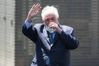 Piden médico y les mandan vuvuzelas