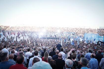 Alberto Fernández y gran parte del Frente de Todos, en el estadio del club Deportivo Morón