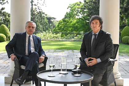 Alberto Fernández y Javier Milei en la Quinta de Olivos, después del triunfo del libertario