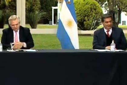 Alberto Fernández y Jorge Capitanich, el 2 de septiembre de 2020, cuando firmaron el acuerdo por el que el Estado le cedió a Chaco las tierras que ocupaba Emerenciano Sena