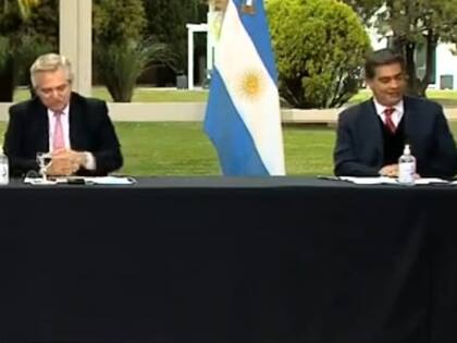 Alberto Fernández y Jorge Capitanich, el 2 de septiembre de 2020, cuando firmaron el acuerdo por el que el Estado le cedió a Chaco las tierras que ocupaba Emerenciano Sena