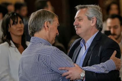 Fernández y Schiaretti juntos en el homenaje a Juan Manuel De la Sota, en Córdoba hace dos años; el vínculo institucional es "correcto".