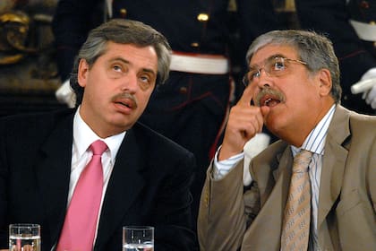 Fernández y De Vido en el Salón Blanco de la Casa Rosada, cuando compartían funciones en el Gabinete
