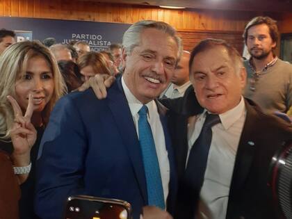 Alberto Fernández y Julio Pereyra, en el locro en la sede del PJ