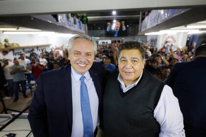 Alberto Fernández y Mario Ishii, ayer, en José C. Paz