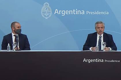 Alberto Fernández y Martín Guzmán en los anuncios, antes de la oleadas de renuncias