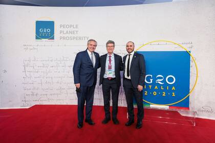 Alberto Fernández y Martín Guzmán, junto a Jeffrey Sachs en el G-20