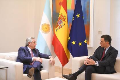 Alberto Fernández y Pedro Sánchez, en el Palacio de la Moncloa