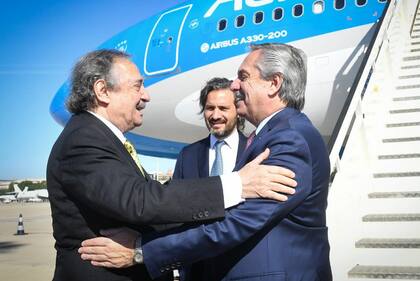 Alberto Fernández, recibido por Ricardo Alfonsín en el aeropuerto de Barajas