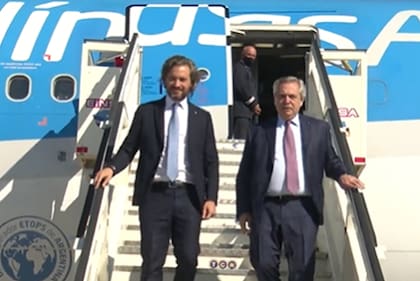 Santiago Cafiero y Alberto Fernández, al aterrizar en Madrid