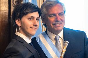 Alberto Fernández y su hijo Estanislao, en la Casa Rosada