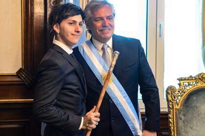 Alberto Fernández y su hijo Estanislao, en la Casa Rosada
