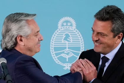 Alberto Fernández y su nuevo "superministro" de Economía, Sergio Massa, se propusieron reducir el gasto del Estado.

 (Foto AP/Natacha Pisarenko)