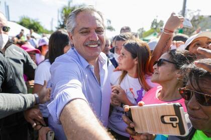 Alberto Fernández y Victoria Tolosa Paz con Mario Ishii en José C. Paz