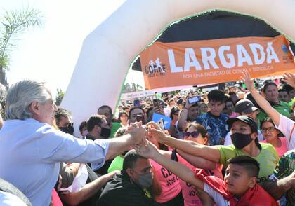 Alberto Fernández y Victoria Tolosa Paz con Mario Ishii en José C. Paz