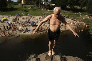 Tiene 79 años, se volvió viral por sus saltos y lo llaman el "Abuelo clavadista"
