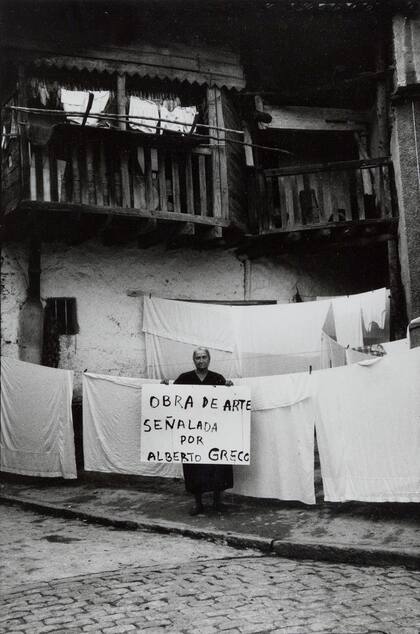 Alberto Greco. Registro de su acción en Piedralaves realizado por la fotógrafa Monserrat Santamaria en 1963
