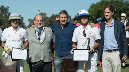 Alberto (h.) y Eduardo Heguy, de Chapaleufú, fueron distinguidos por Hurlingham, donde en 1985 jugaron su primer abierto del club; José Santamarina (derecha) tuvo la iniciativa del homenaje.