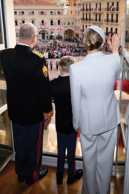 Alberto II, con su traje militar de gala, y su mujer, la princesa Charlene, saludando desde las
ventanas del palacio, el 19 de noviembre pasado. En el centro, el príncipe Jacques, heredero del trono