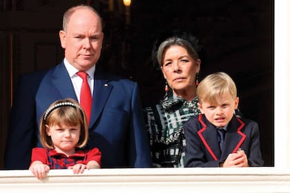 Alberto II junto a sus hijos, los mellizos Jacques y Gabriella (7), y la princesa Carolina, en el balcón del palacio –el jueves 28– por las celebraciones de Santa Devota, patrona del principado.