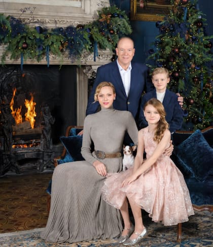 Alberto II y Charlène posan con Jacques y Gabriella (11 años) en un retrato de Vanessa von Zitzewitz, junto a una chimenea navideña del palacio; Harley, el chihuahua, también se sumó a la foto